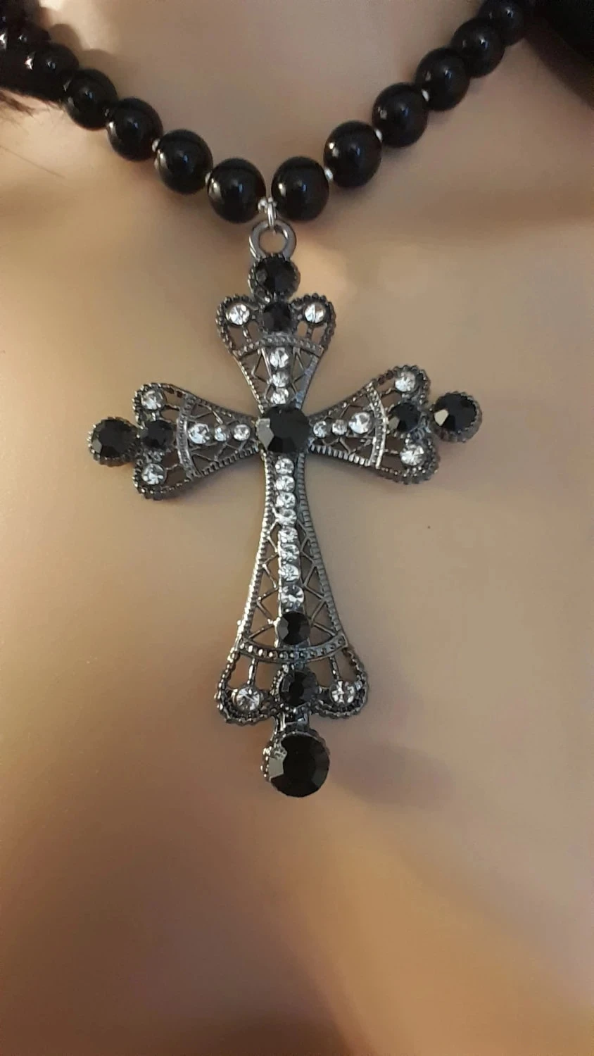 Collier en perles noires, avec croix, style Gothique – photo 3